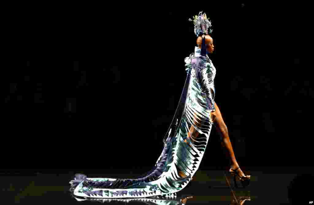Một người mẫu trình diễn một sáng tạo trong Tuần lễ Thời trang Trung Quốc ở Bắc Kinh. 