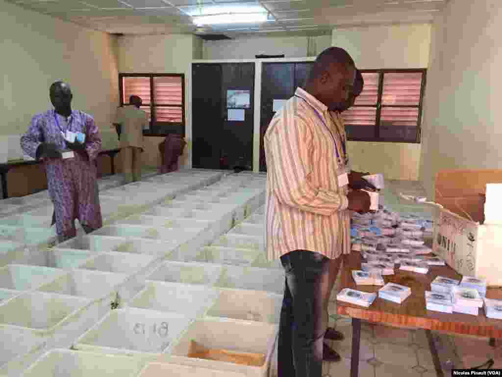 Les membres de la Céni s'activent, samedi 20 février à la mairie du 5e arrondissement de Niamey, afin que le scrutin de dimanche se déroule bien. (VOA/Nicolas Pinault)