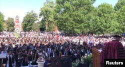 Para mahasiswa bersorak sorai setelah miliarder Robert Smith (tidak tampak dalam gambar) berjanji membayar utang pendidikan para mahasiswa Angkatan 2019 Morehouse College, di Atlanta, Georgia, 19 Mei 2019.