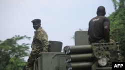 Les Forces de défense du peuple ougandais (UPDF) patrouillent sur la route Mbau-Kamango dans le district de Beni alors que l'armée de l'air et l'artillerie ougandaises bombardaient des zones en Ituri et au Nord-Kivu, le 8 décembre 2021.
