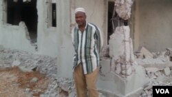 Um muçulmano em frente a uma mesquita destruída em Luanda a mando das autoridades por ser ilegal.