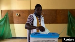 Un homme vote pour l'élection présidentielle de 2014 à Nouakchott, en Mauritanie, le 21 juin 2014.