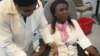 Une donneuse de sang à Brazzaville, le 27 juin 2019. (VOA/Arsène Séverin)