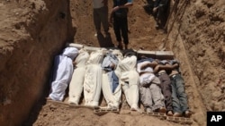 시리아 다마스쿠스에서 화학무기 사용으로 사망한 것으로 추정되는 시리아인들의 장례식 장면을 22일 샴 뉴스 넷트워크가 공개했다.
