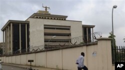 Seorang pria berjalan di depan pengadilan tinggi negeri di Abuja, Nigeria (Foto: dok). Baru-baru ini pengadilan negeri Abuja mendakwa dua orang pria terkait al-Qaida.