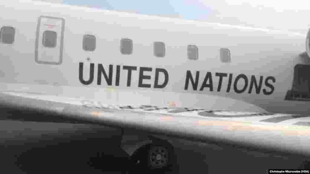 L’avion transportant les ambassadeurs du Conseil de sécurité atterrit à Bujumbura, Burundi, 21 janvier 2016. (VOA/Christophe Nkurunziza)