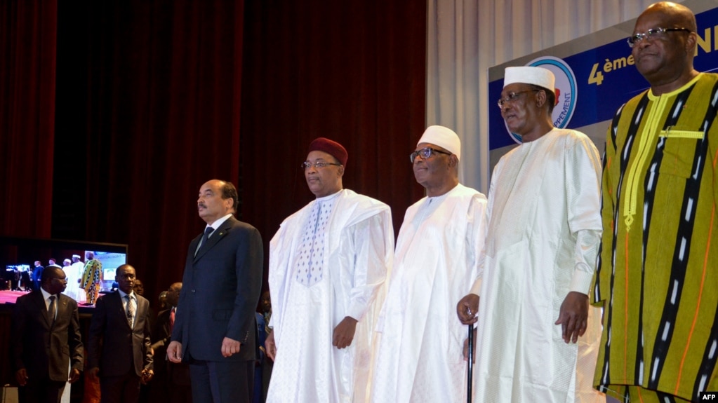 Le président mauritanien Mohamed Ould Abdel Aziz, le président nigérien Mahamadou Issoufou, le président malien Ibrahim Boubacar Keita, le président tchadien Idriss Deby et le président burkinabè Roch Marc Christian Kabore participent au sommet du G5 Sahe