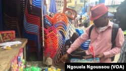 Franck Nzila Malembe, négociant les jouets au marché Poto Poto, au Congo-Brazzavile, le 22 décembre 2017. (VOA/Ngouela Ngoussou)