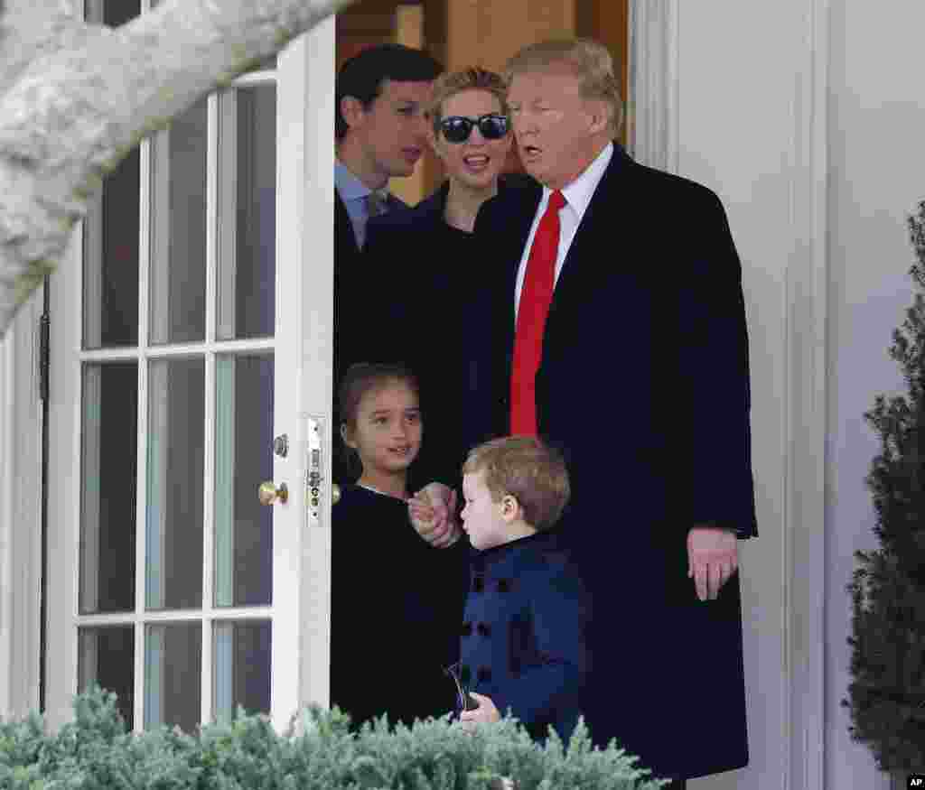 Le président Donald Trump et sa fille Ivanka Trump, son mari Jared Kushner, conseiller principal à la Maison Blanche, ainsi que ses petits-enfants Arabella Kushner, et Joseph Kushner sortent du bureau ovale de la Maison Blanche, Washington, 3 mars 2017.