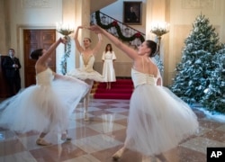 La primera dama de EE.UU. Melania Trump presenta las decoraciones navideñas de la Casa Blanca.