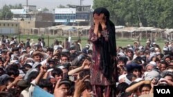 Seorang perempuan Afghanistan yang keluarganya terbunuh dalam operasi NATO, ikut dalam demonstrasi rusuh di Taloqan (18/5).