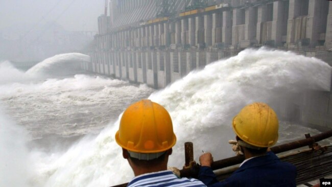 这张拍摄于2003年的照片显示三峡大坝正在开闸泄洪。