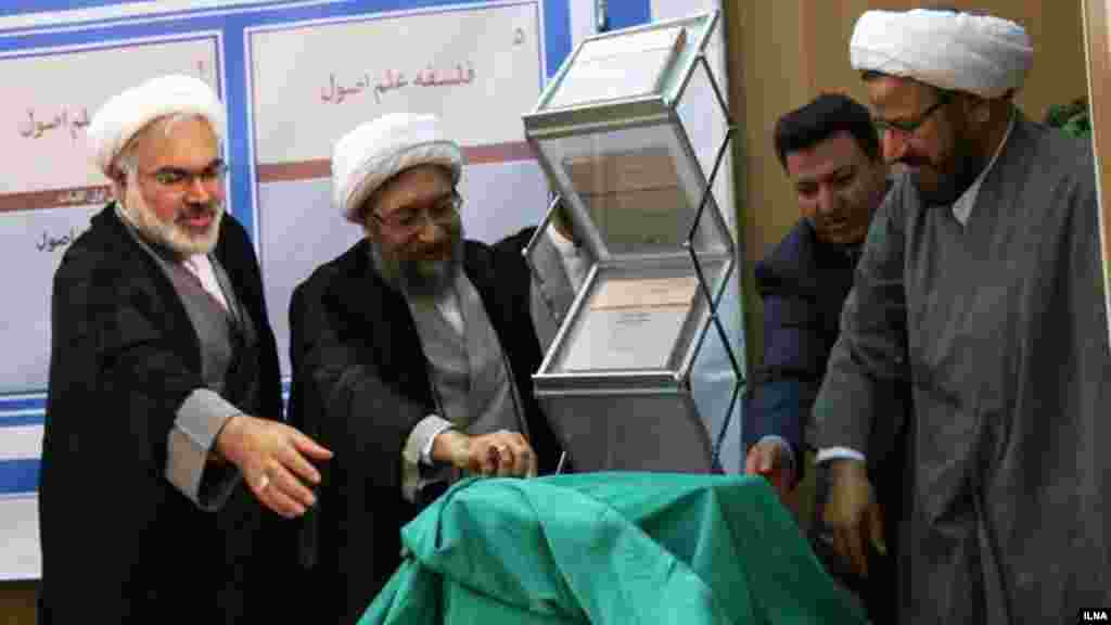 مدتی است که مسئولان در مراسمی، از کتاب جدید شان رونمایی می کنند. اینبار رونمایی از کتاب فلسفه علم اصول اثر صادق لاریجانی. عکس: هادی چهره قانی، ایلنا