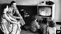 یک خانواده آمریکایی در حال تماشای تلویزیون، ژوئیه ۱۹۵۴ - یکی از سرگرمی هایی که اعضای خانواده را گرد هم می آورد