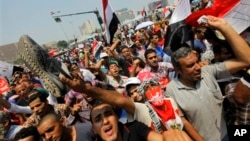 3일 이집트 카이로 타흐리르 광장에 집결한 반정부 시위대가 무함마드 무르시 대통령의 퇴진을 요구하고 있다. 