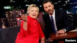 La candidate démocrate à l'élection présidentielle américaine Hillary Clinton avec Jimmy Kimmel à Los Angeles, Californie, le 22 août 2016.