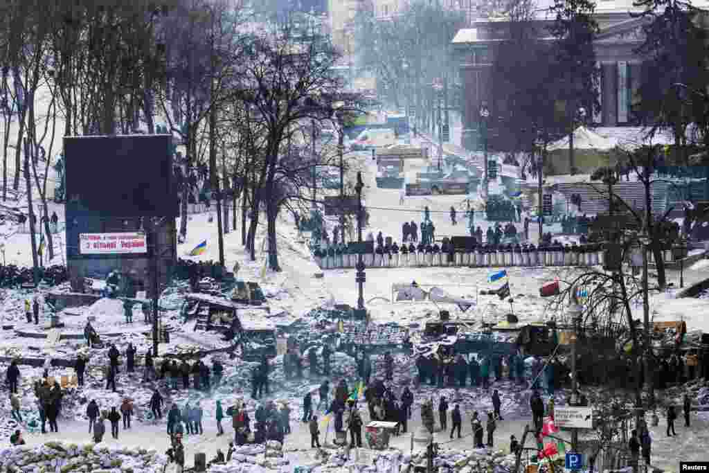 A general view shows fortifications by anti-government protesters and a formation by riot police in Kyiv, Jan. 29, 2014. 