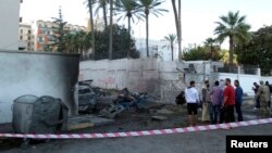 Người dân và nhân viên an ninh tại hiện trường một vụ nổ bom xe gần Đại sứ quán Ai Cập tại Tripoli, Libya. (Ảnh tư liệu)