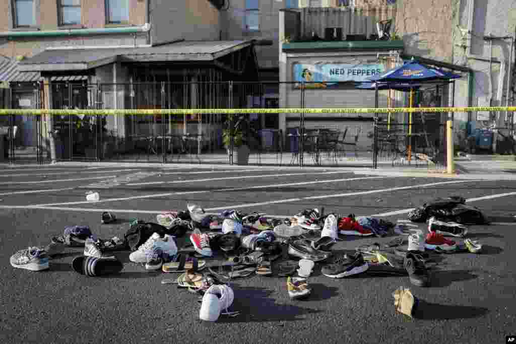 Zapatos amontonados cerca del lugar del ataque armado en Dayton, Ohio el 4 de agosto del 2019. (AP Photo/John Minchillo)