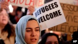 Manifestantes se reúnen en el aeropuerto internacional de San Francisco para denunciar la orden ejecutiva del presidente Donald Trump que prohíbe a los ciudadanos de siete países predominantemente musulmanes entrar en Estados Unidos.