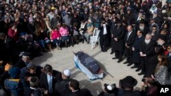 Keluarga dan teman seorang perempuan Israel Israeli Dafna Meir hadir di pemakamannya di Yerusalem, Senin, 18 Januari 2016. Seorang penyerang Palestina memasuki pemukiman Tepi Barat dan menusuk seorang perempuan Israel sebelum melarikan diri pada hari Minggu.