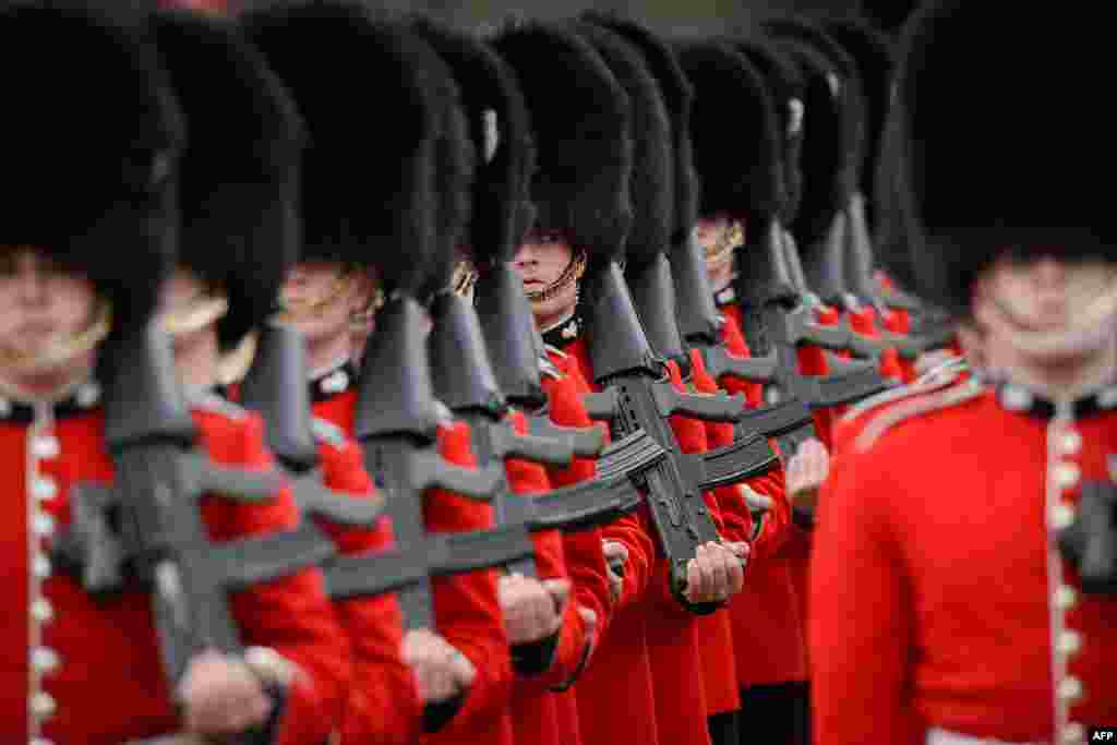 British Guardsmen form the honor guard during the welcome ceremony for Singapore&#39;s President Tony Tan Keng Yam at the start of a state visit at Horse Guards Parade in central London. 