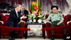 중국을 방문 중인 톰 도닐런 백악관 국가안보보좌관(왼쪽)이 28일 베이징에서 판창룽 중국 중앙군사위원회 부주석과 회담하고 있다.