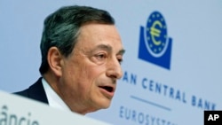 Presiden Bank Sentral Eropa (ECB) Mario Draghi, dalam sebuah konferensi pers di Frankfurt, Jerman. (AP/Michael Probst)