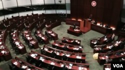 香港特首梁振英出席立法會施政報告答問大會，有泛民議員舉牌及放黃傘抗議