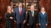 El presidente de México, Andrés Manuel López Obrador, y el de Venezuela, Nicolás Maduro, posan para una foto durante su encuentro en el palacio de Miraflores, en Caracas, el 1 de diciembre de 2018.