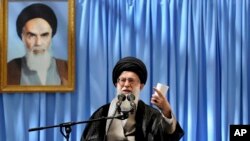 El líder supremo iraní, Ayatolá Ali Khamenei pronuncia un discurso este martes en Teherán.