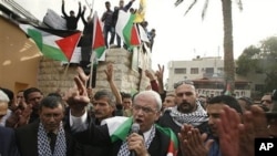 Senior Palestinian negotiator Saeb Erekat, center, surrounded by Fatah supporters speaks during a rally in the West Bank town of Jericho, 25 Jan 2011.