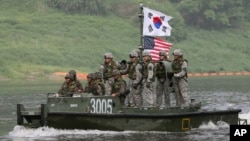Marinos surcoreanos cruzan el río Nam Han donde un estadounidense fue descubierto al intentar nadar hacia Corea del Norte.
