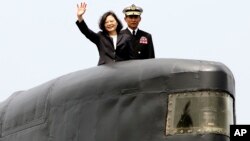 台湾总统蔡英文在高雄海军基地视察旗鱼级潜艇。（2017年3月21日）