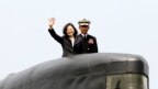 Tổng thống Thái Anh Văn vẫy tay từ một tàu ngầm của Đài Loan.