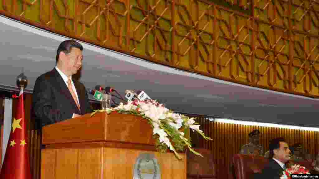 چین کے صدر شی جنپنگ پارلیمان کے مشترکہ اجلاس سے خطاب کر رہے ہیں۔