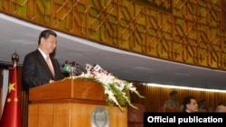 چین کے صدر شی جنپنگ پارلیمان کے مشترکہ اجلاس سے خطاب کر رہے ہیں۔