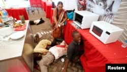 肯尼亞首都一座豪華購物中心受襲﹐現場受傷人士哭泣﹐等待救援。