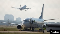 Një aeroplan në aeroportin e San Antonios, Teksas, që do të transportojë emigrantët drejt Haitit (20 shtator 2021)