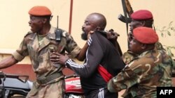 Arrestation du député Alfred Yekatom, alias "Rambo", après des tirs dans le parlement à Bangui le 29 octobre 2018.