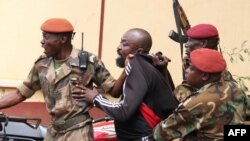 Des membres des forces armées arrêtent le député Alfred Yekatom après des coups de feu dans le parlement à Bangui le 29 octobre 2018.