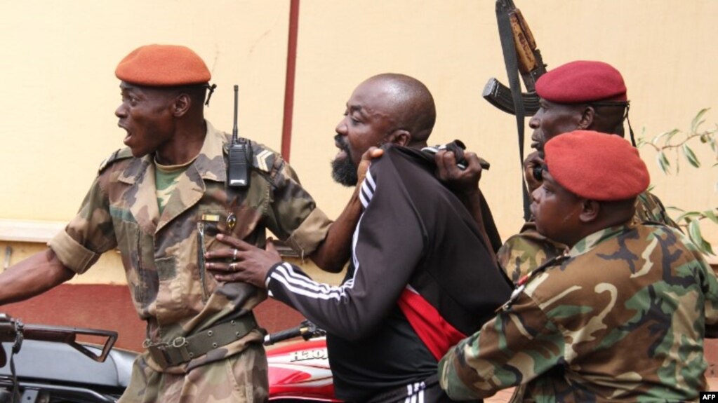 Arrestation du député Alfred Yekatom, alias "Rambo", après des tirs dans le parlement à Bangui le 29 octobre 2018.