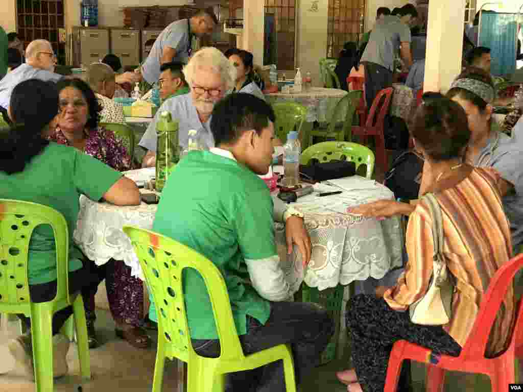 គ្រូពេទ្យ និងនិស្សិតពេទ្យស្ម័គ្រចិត្តកំពុងផ្តល់ការពិគ្រោះយោបល់ដល់អ្នកជំងឺ។ (ហ៊ុល រស្មី/VOA)