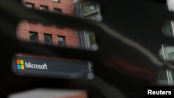 Le logo de Microsoft dans l'un de ses bureaux à Cambridge, Massachusetts, le 15 mai 2017.