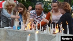 People light and place candles in memory of Ukrainian servicemen killed when their transport plane was downed by pro-Russian rebels in Luhannk region, in a central square of Ukraine's western city of Lviv, June 14, 2014.