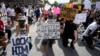 美国洛杉矶民众集会抗议非洲裔美国人乔治·弗洛依德在被警察拘捕时的死亡事件。（2020年6月1日）