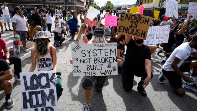 美国洛杉矶民众集会抗议非洲裔美国人乔治·弗洛依德在被警察拘捕时的死亡事件。（2020年6月1日）