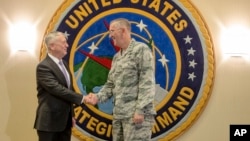 짐 매티스 미국 국방장관(왼쪽)이 14일 네브라스카주의 미 전략사령부를 방문해 존 하이튼 사령관과 악수하고 있다.