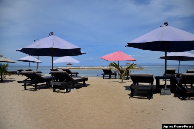 Pantai Sanur yang terletak dekat dengan Denpasar, Bali, tampak sepi saat pandemi COVID-19, 14 Oktober 2021. (Foto: AFP)
