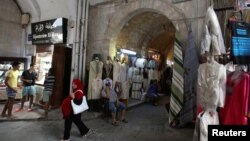 Des passants marchent dans une rue de Tunis, en Tunisie, le 17 juin 2016. (Photo d'illustration)